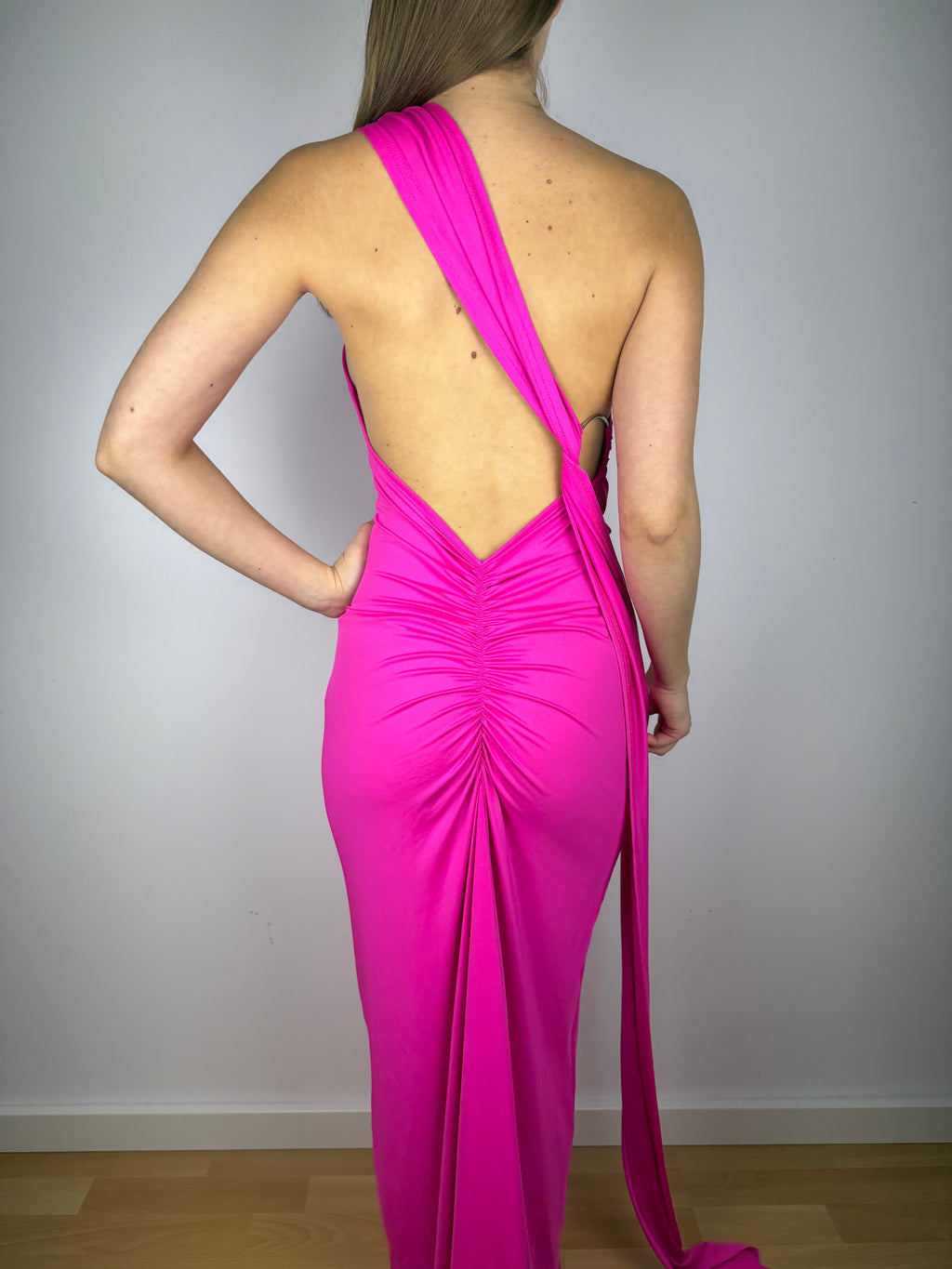 Elegancka sukienka z odkrytymi plecami różowa