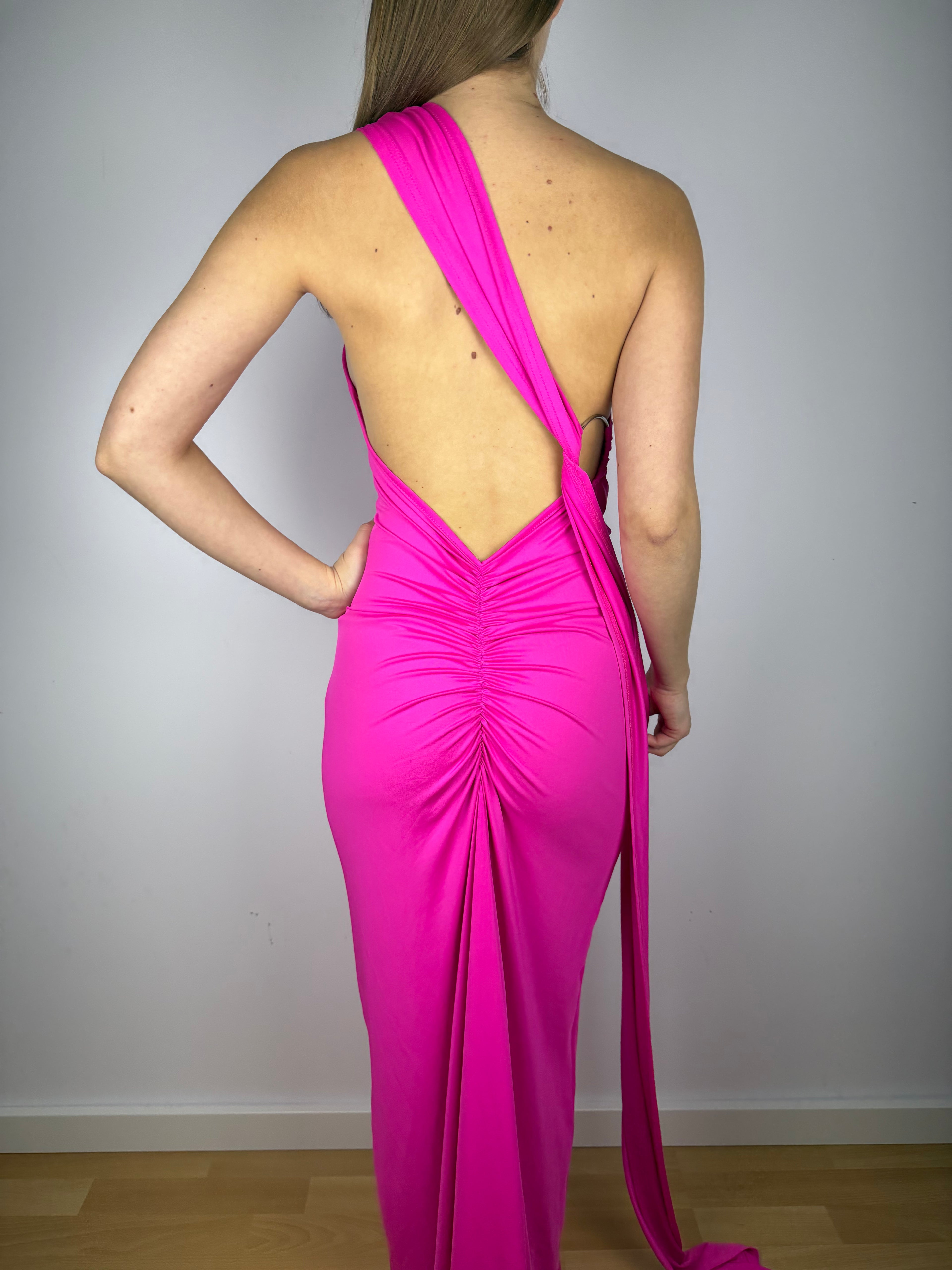 Elegancka sukienka z odkrytymi plecami różowa