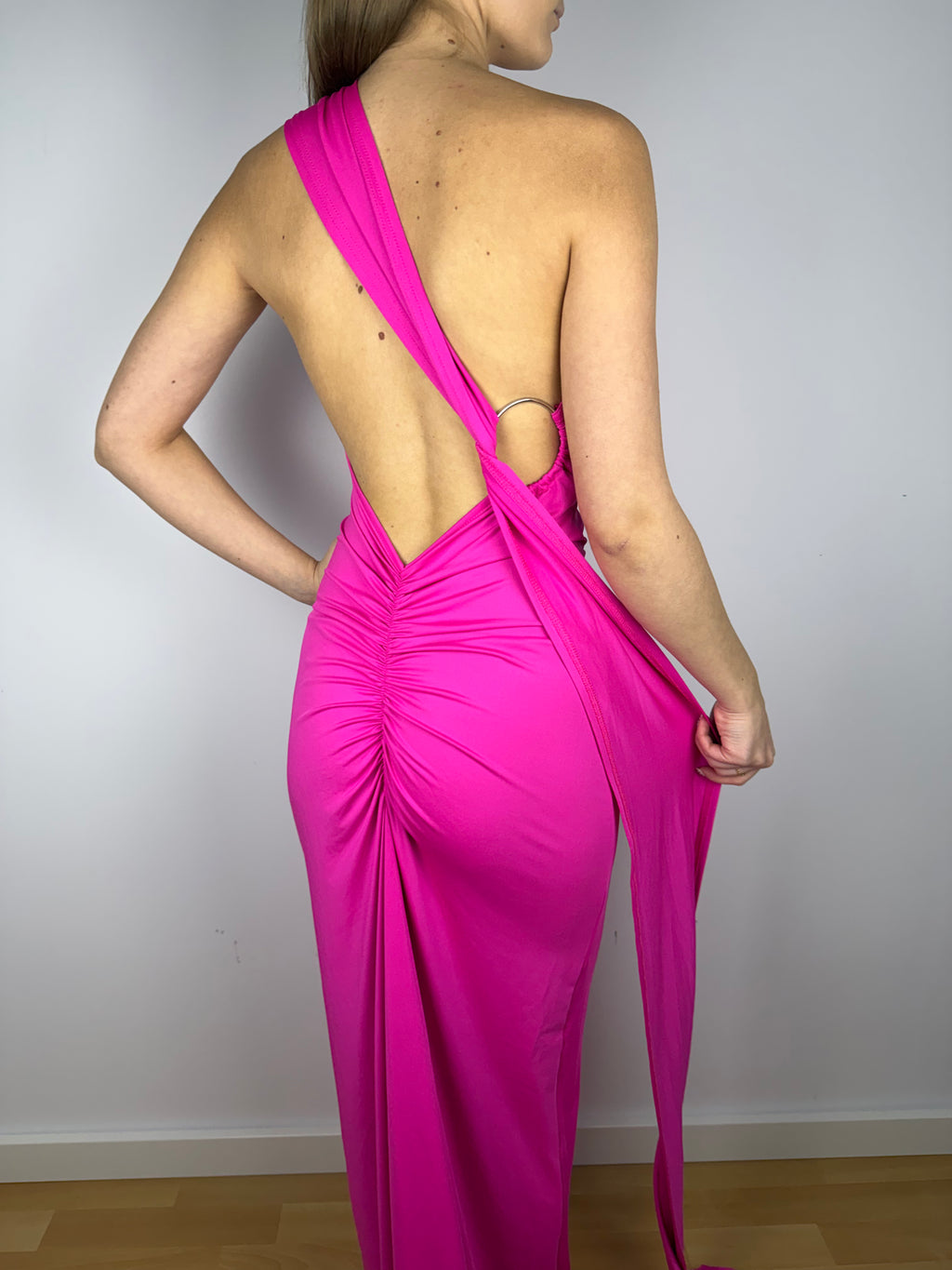 Elegancka sukienka z odkrytymi plecami różowa