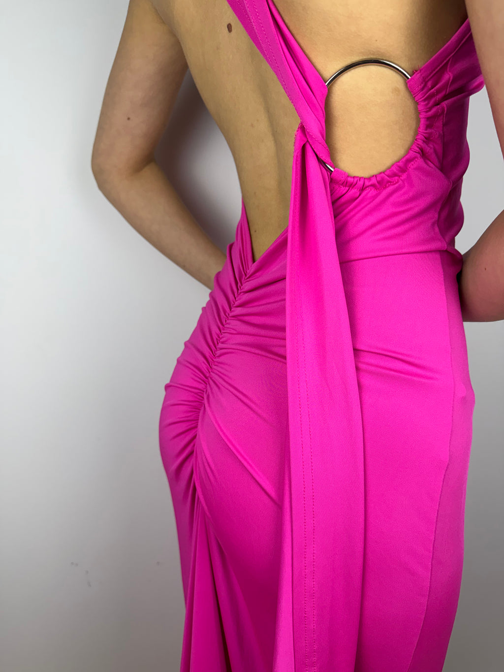 Elegancka sukienka z odkrytymi plecami różowa