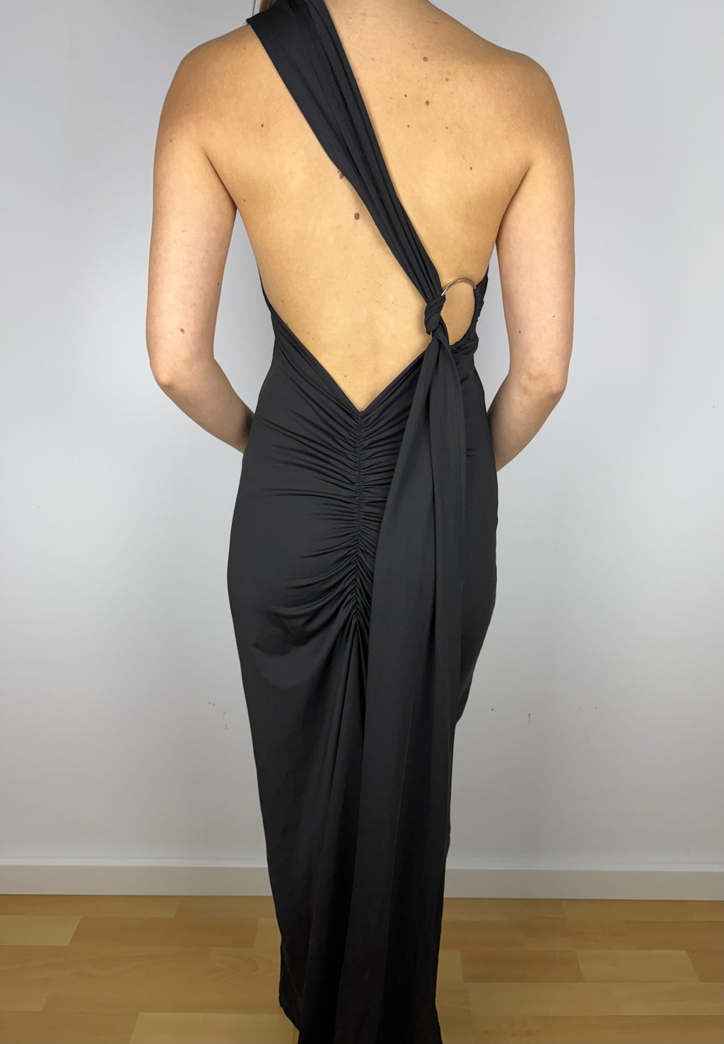 Elegancka sukienka z odkrytymi plecami czarna