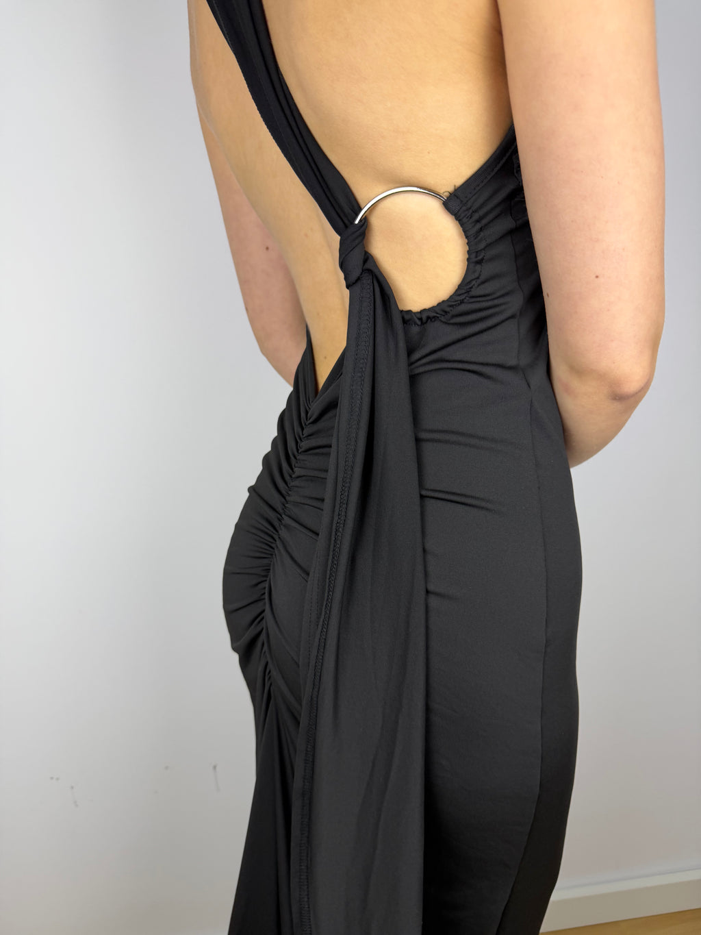 Elegancka sukienka z odkrytymi plecami czarna