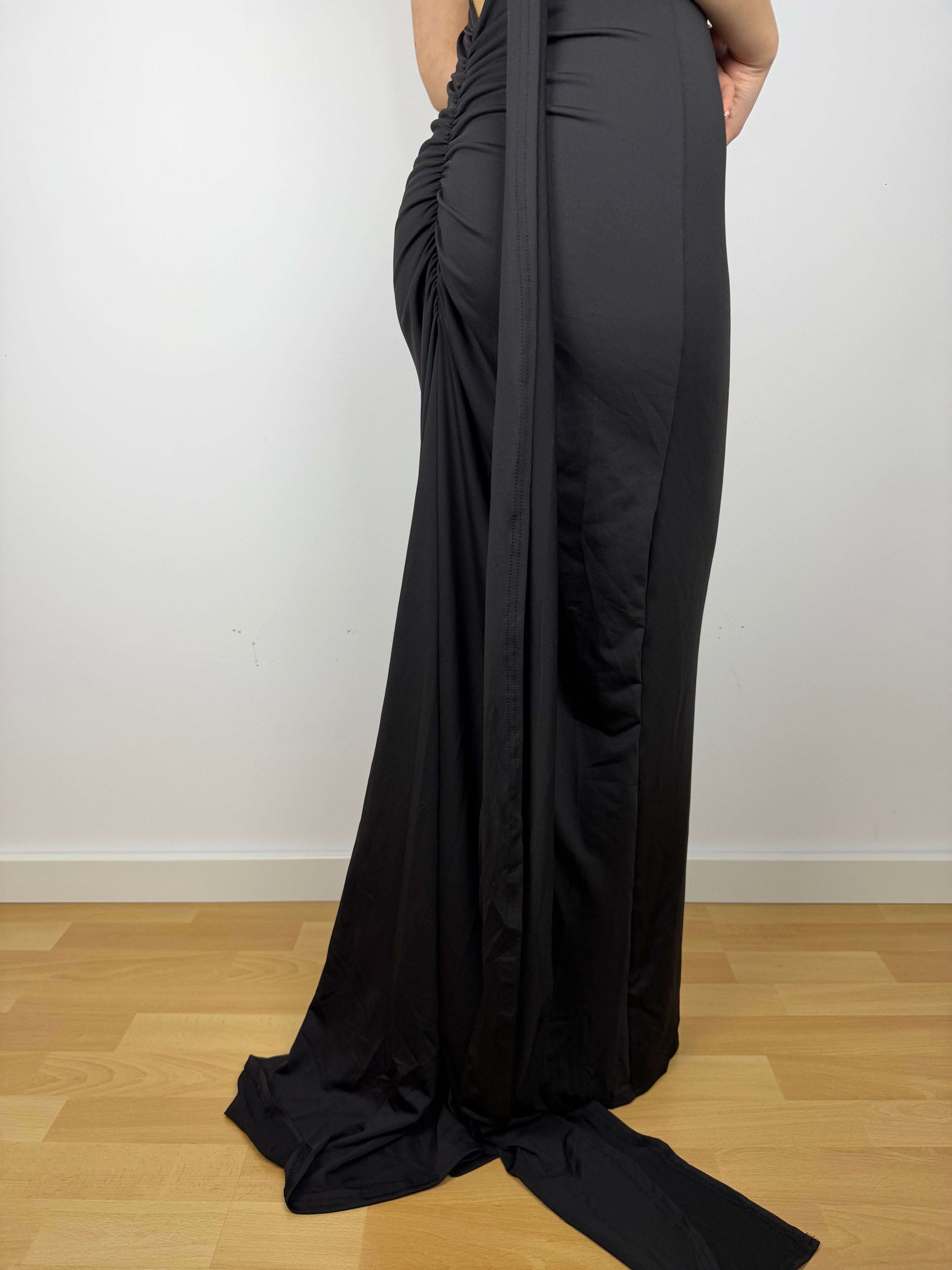 Elegancka sukienka z odkrytymi plecami czarna