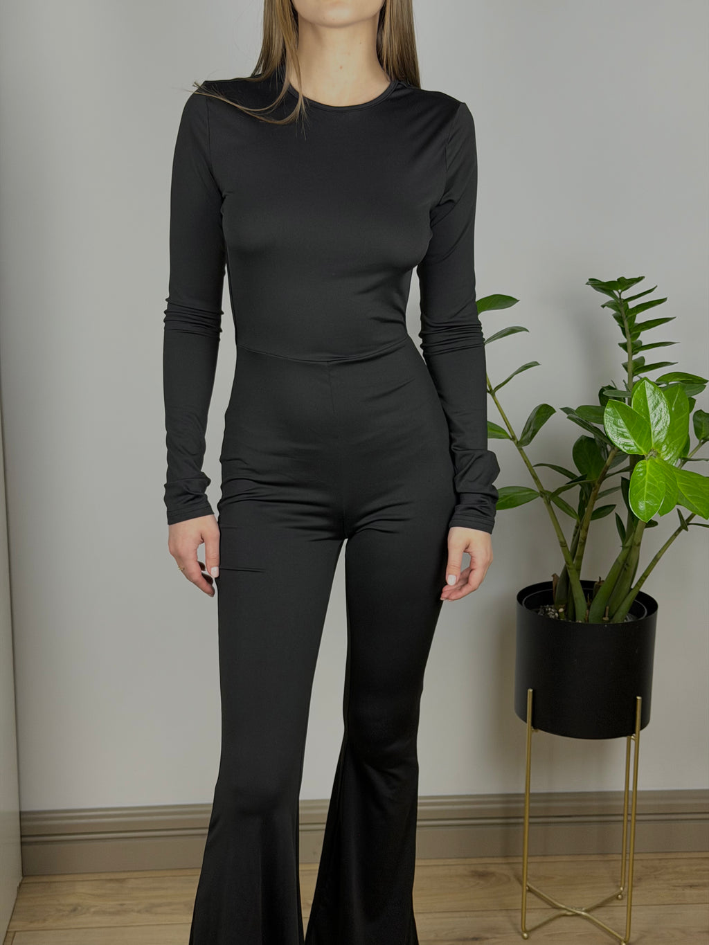 Czarny kombinezon z odkrytymi plecami