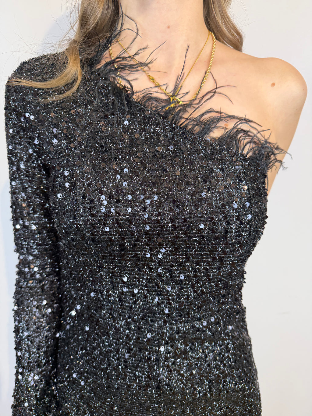 Elegancka cekinowa sukienka z rozcięciem