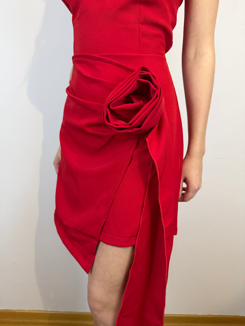 Krótka czerwona sukienka z różą