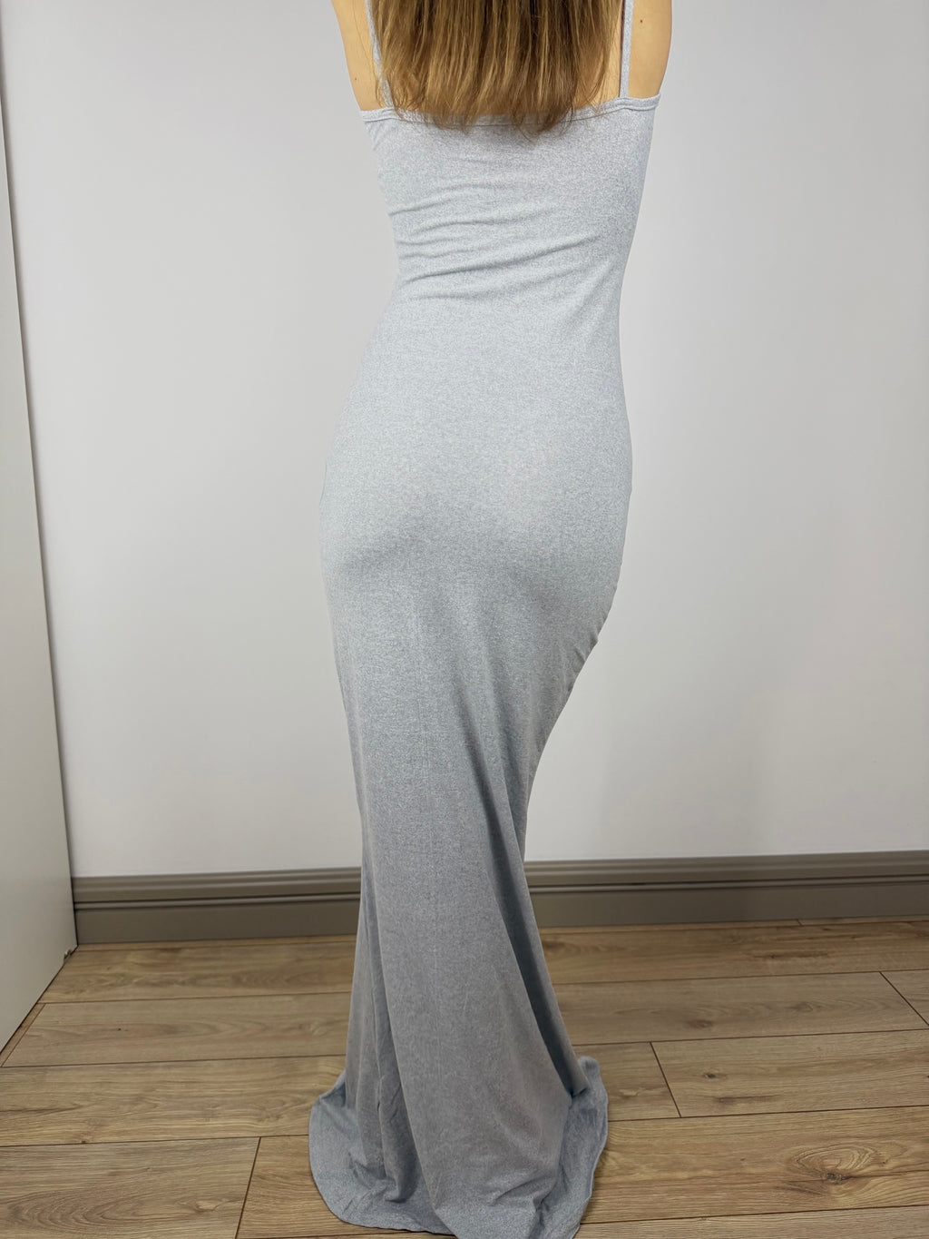 Długa dopasowana sukienka na ramiączkach - szara