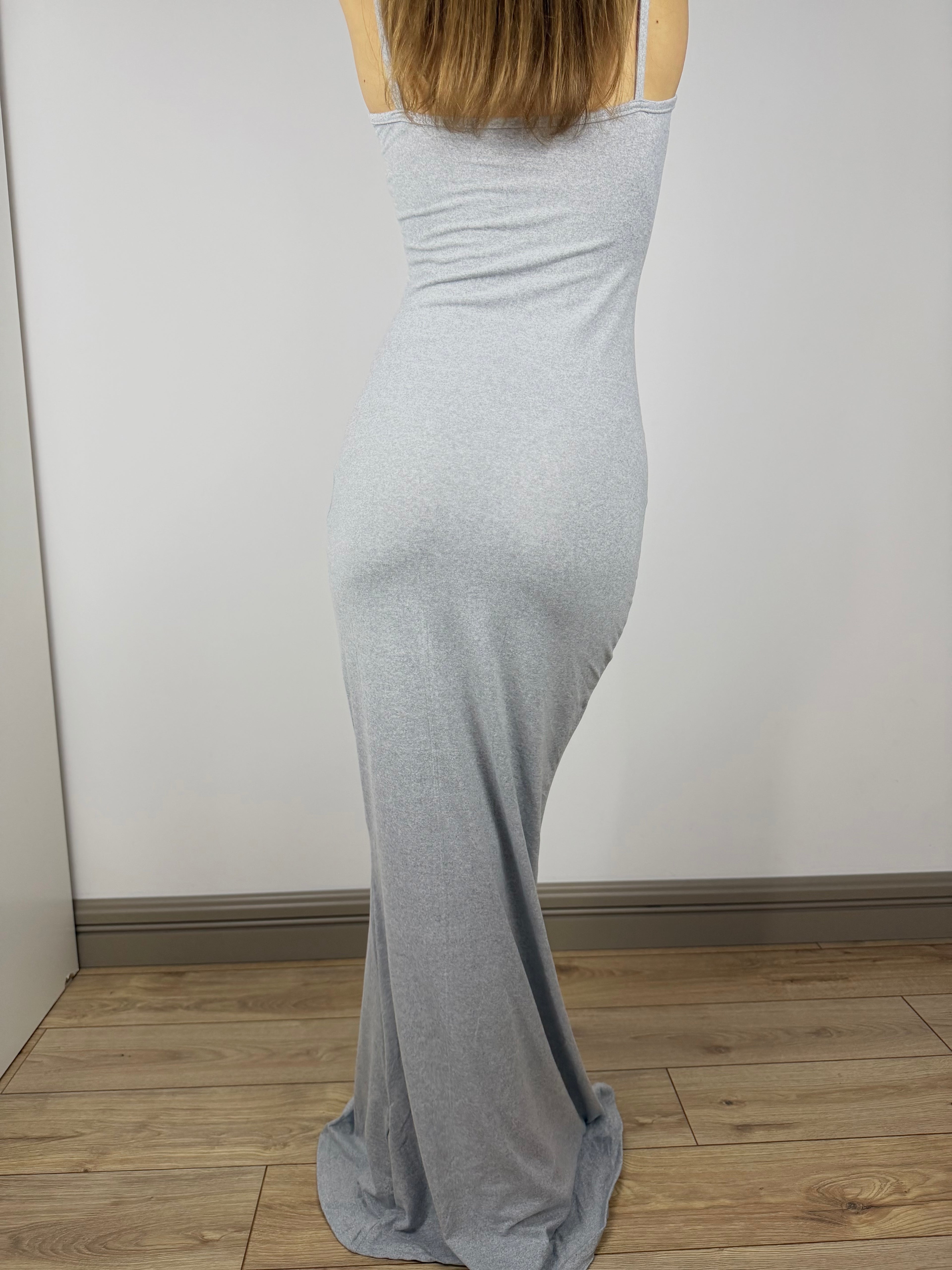 Długa dopasowana sukienka na ramiączkach - szara