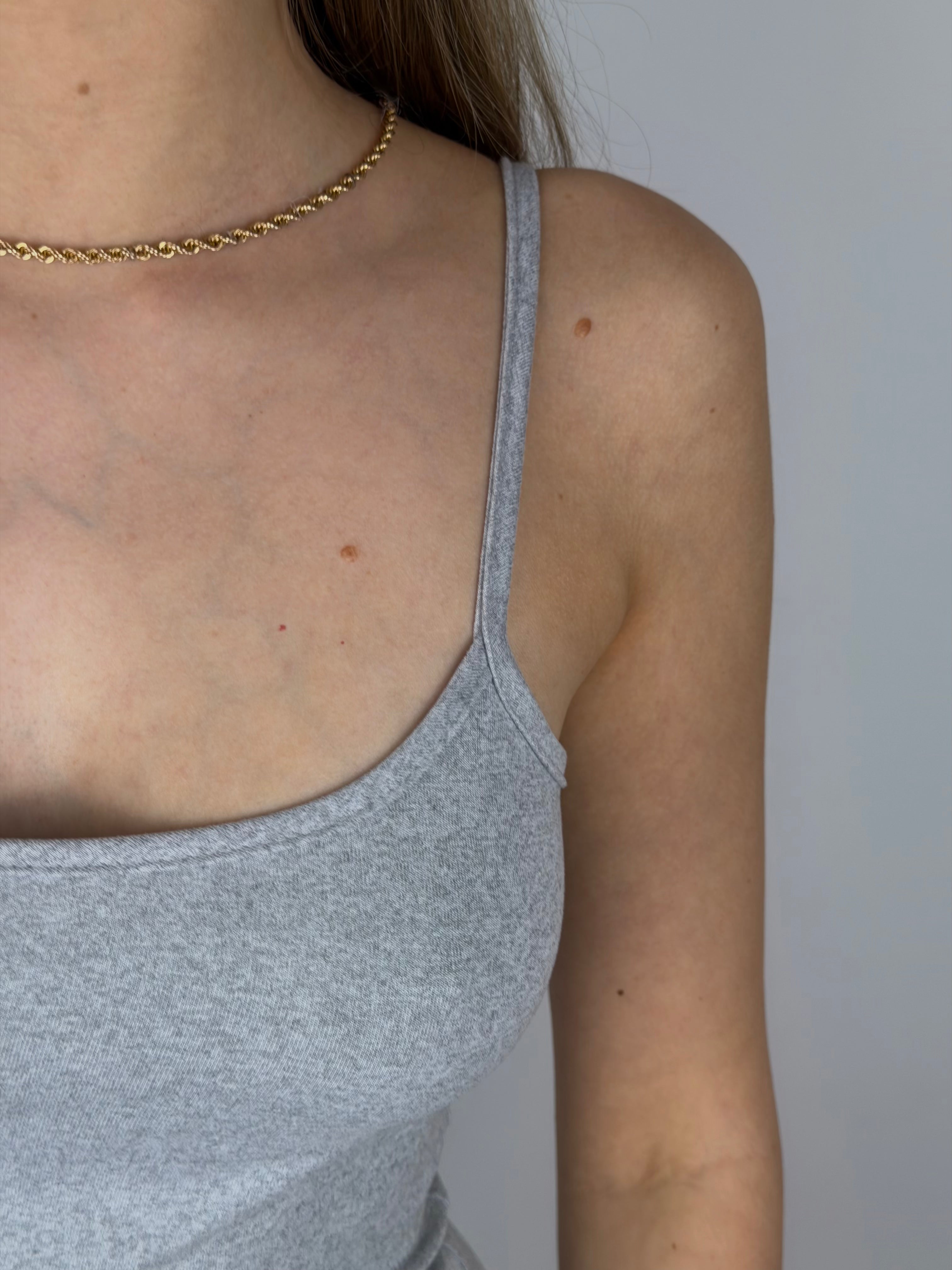 Długa dopasowana sukienka na ramiączkach - szara