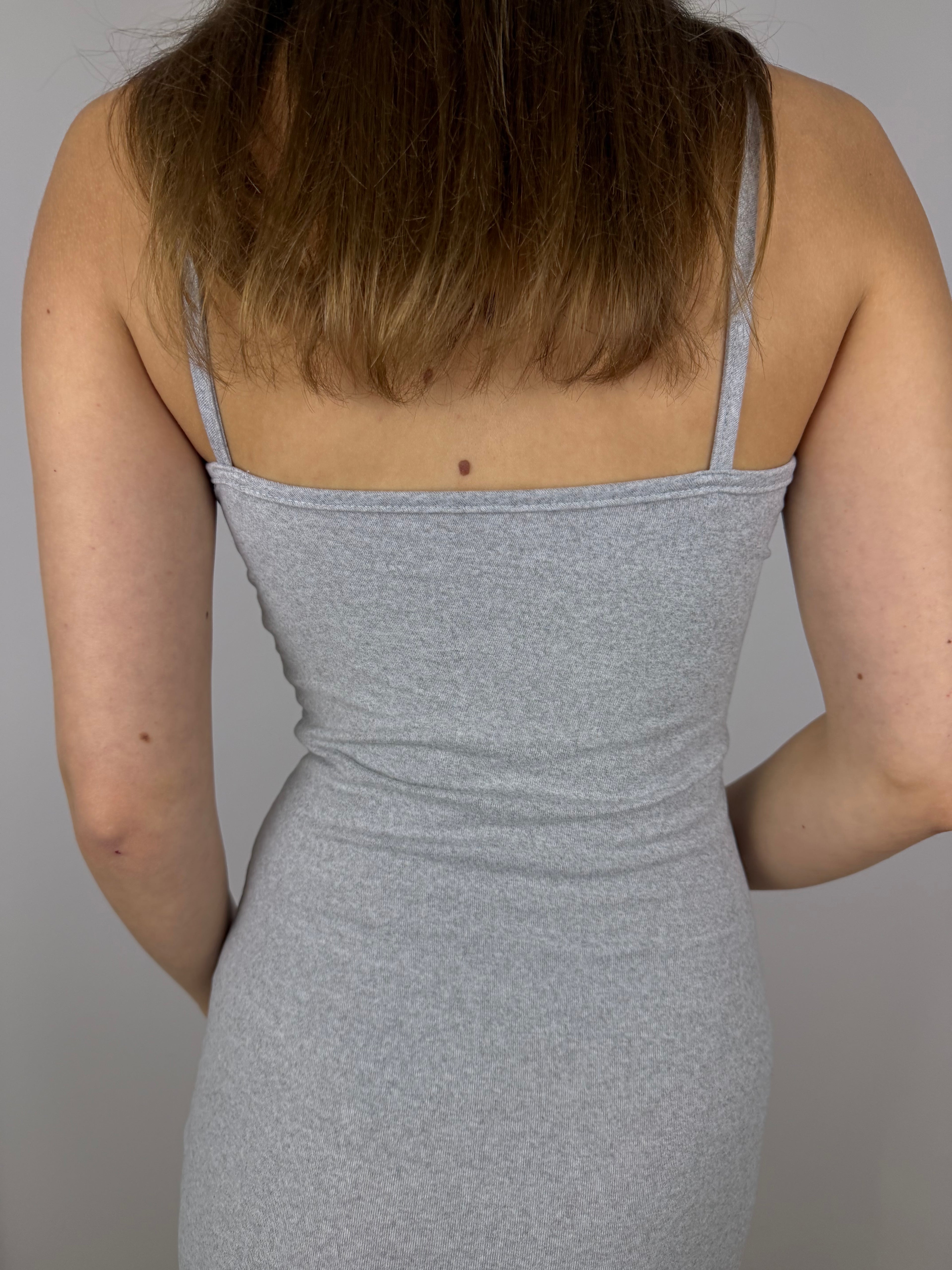 Długa dopasowana sukienka na ramiączkach - szara