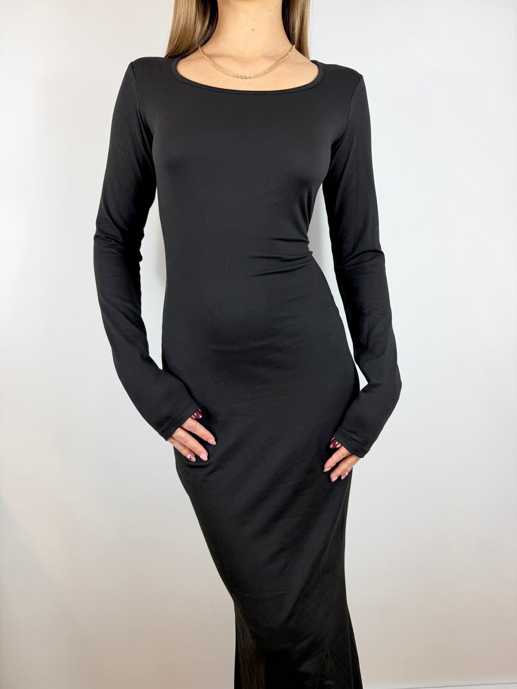 Dopasowana sukienka z dekoltem czarna