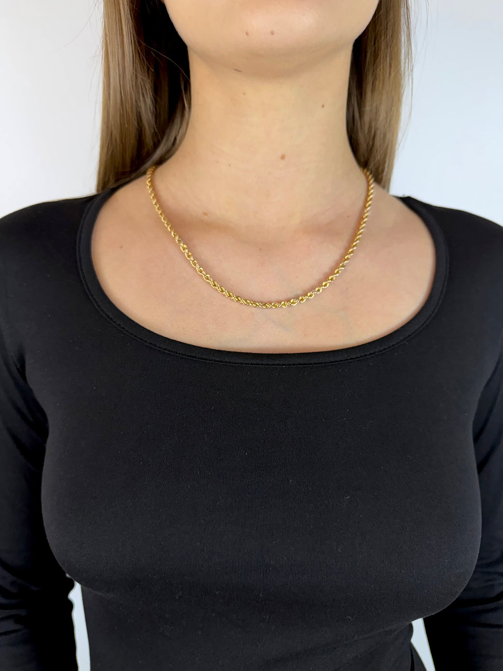 Dopasowana sukienka z dekoltem czarna