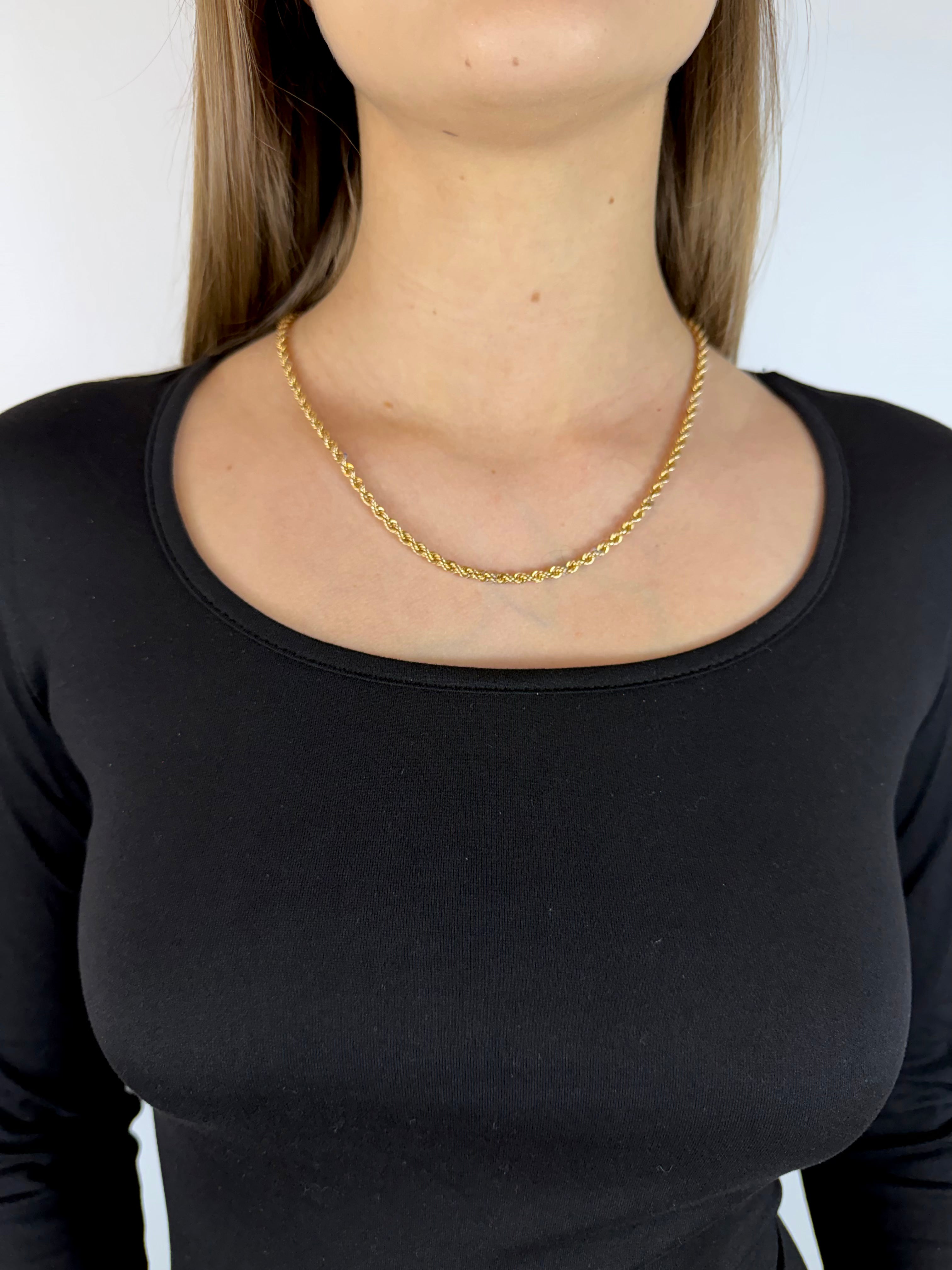 Dopasowana sukienka z dekoltem czarna