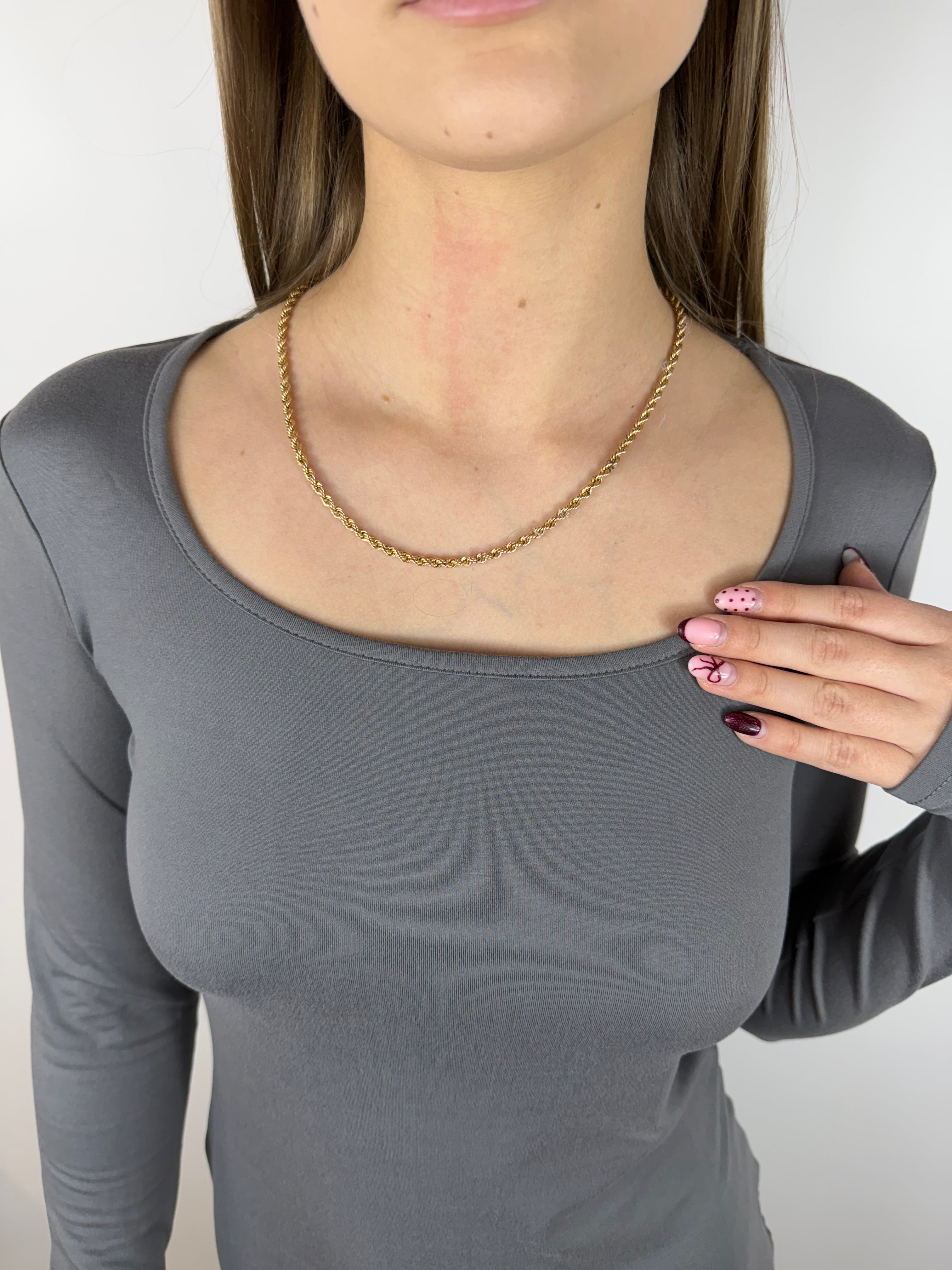 Dopasowana sukienka z dekoltem szara