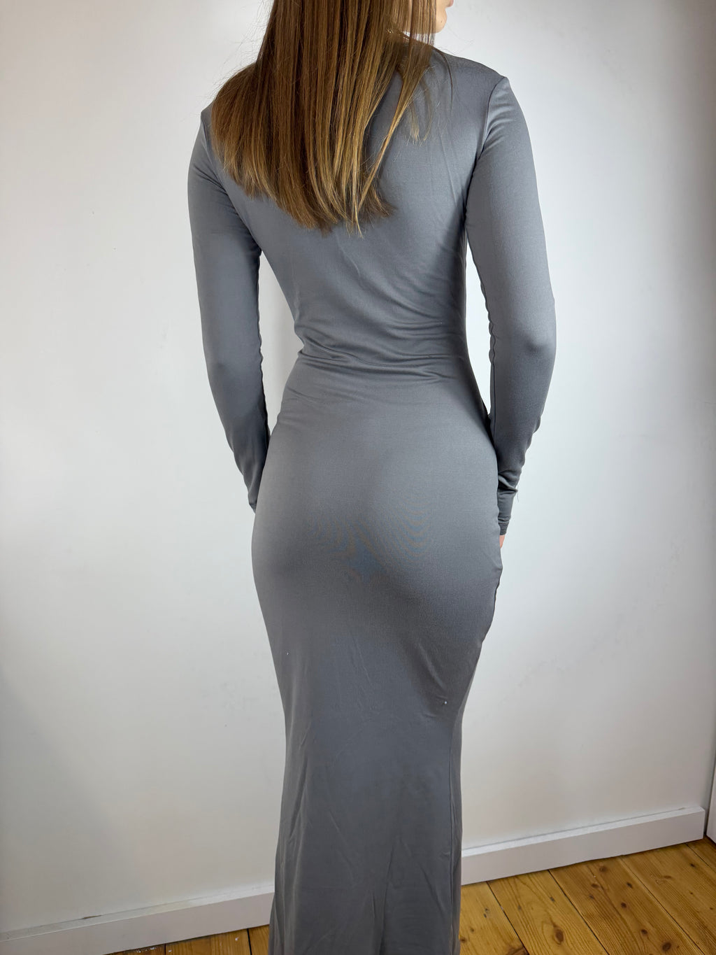 Dopasowana sukienka z dekoltem szara